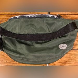 EUC L.L.Bean sling pack/danny pack, thyme color,adjustable strap